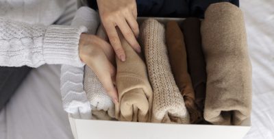 چند لباس بافت کنار هم در باکس جهت نگهداری لباس زمستانی