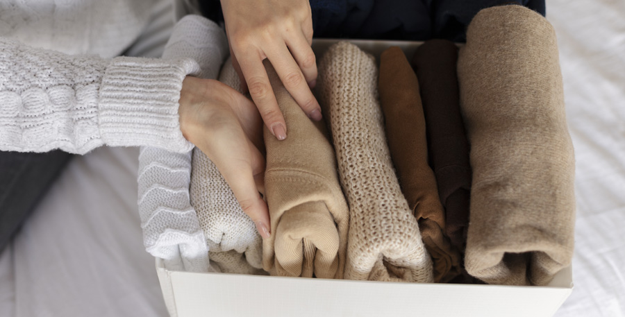 چند لباس بافت کنار هم در باکس جهت نگهداری لباس زمستانی