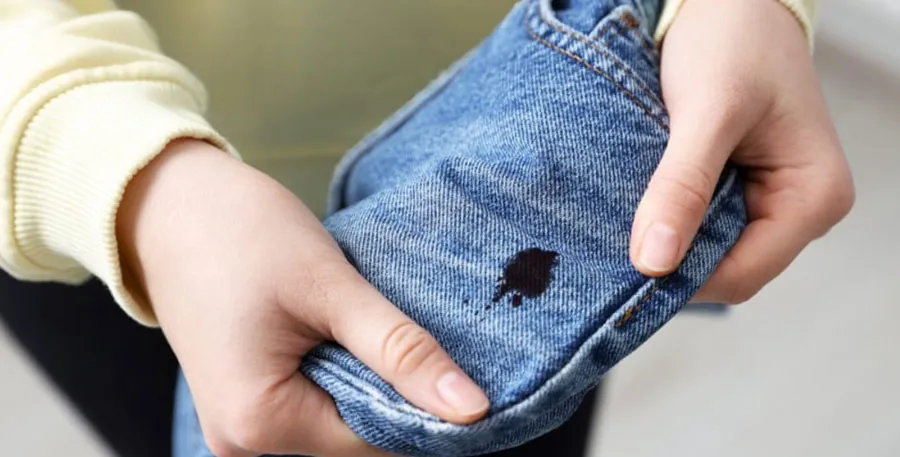 پاک کردن لکه خون از روی شلوار