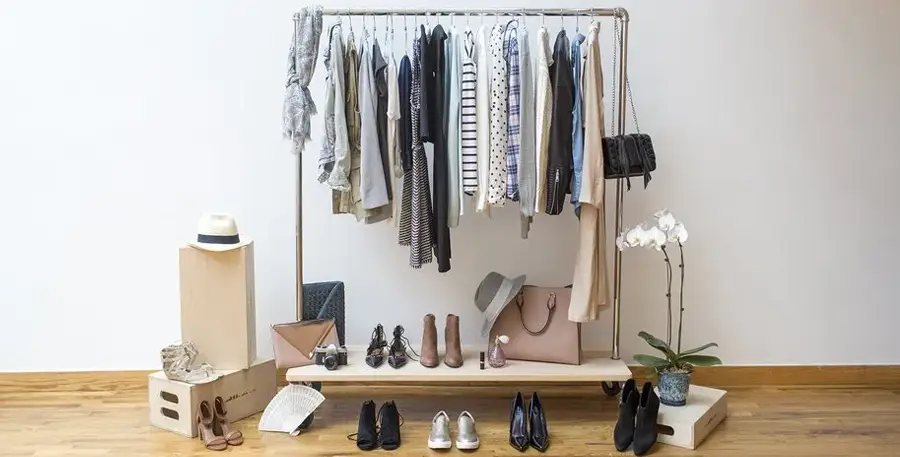 مجموعه ای از آیتم های کمد کپسولی زنانه 